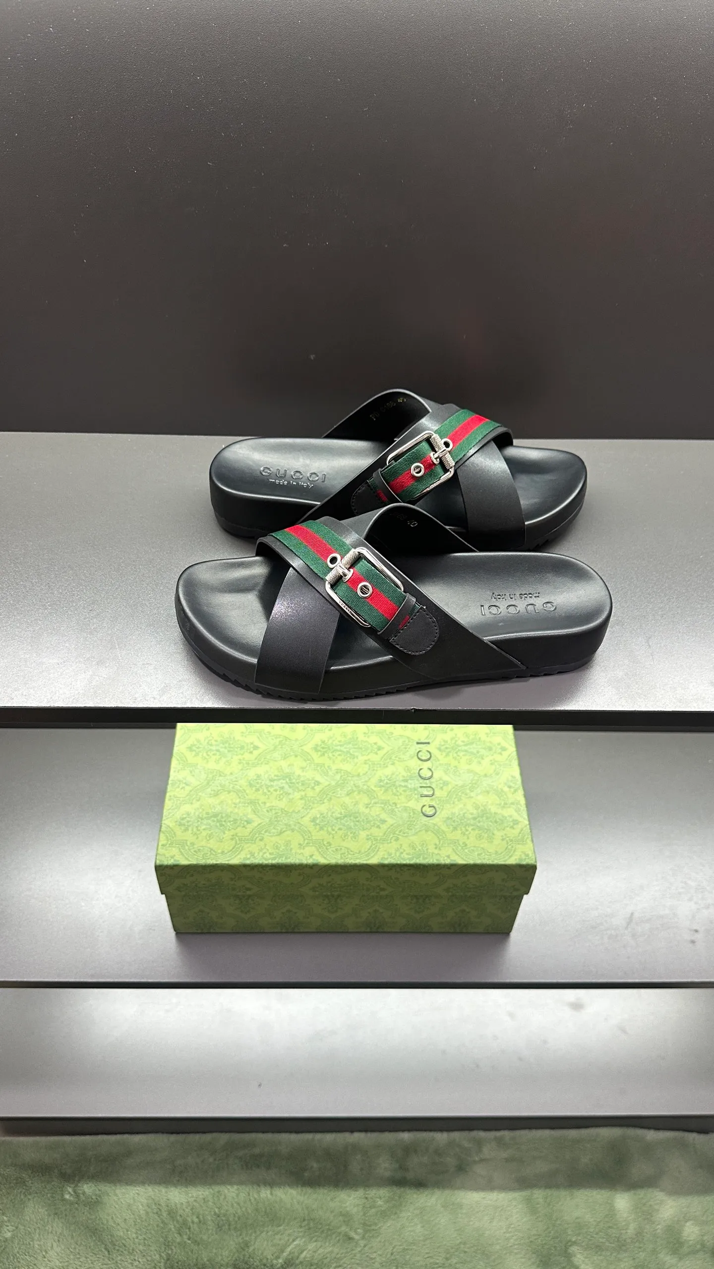 [G Home New Style] P: 300💰Men's size 39~45, (46. Customized) This slipper is made of GG polyester fiber and is decorated with a Gucci label on the front, which adds a striking logo feel to the style. "Gucci Made in Italy" stamped label Rubber sole Flat Made in Italy